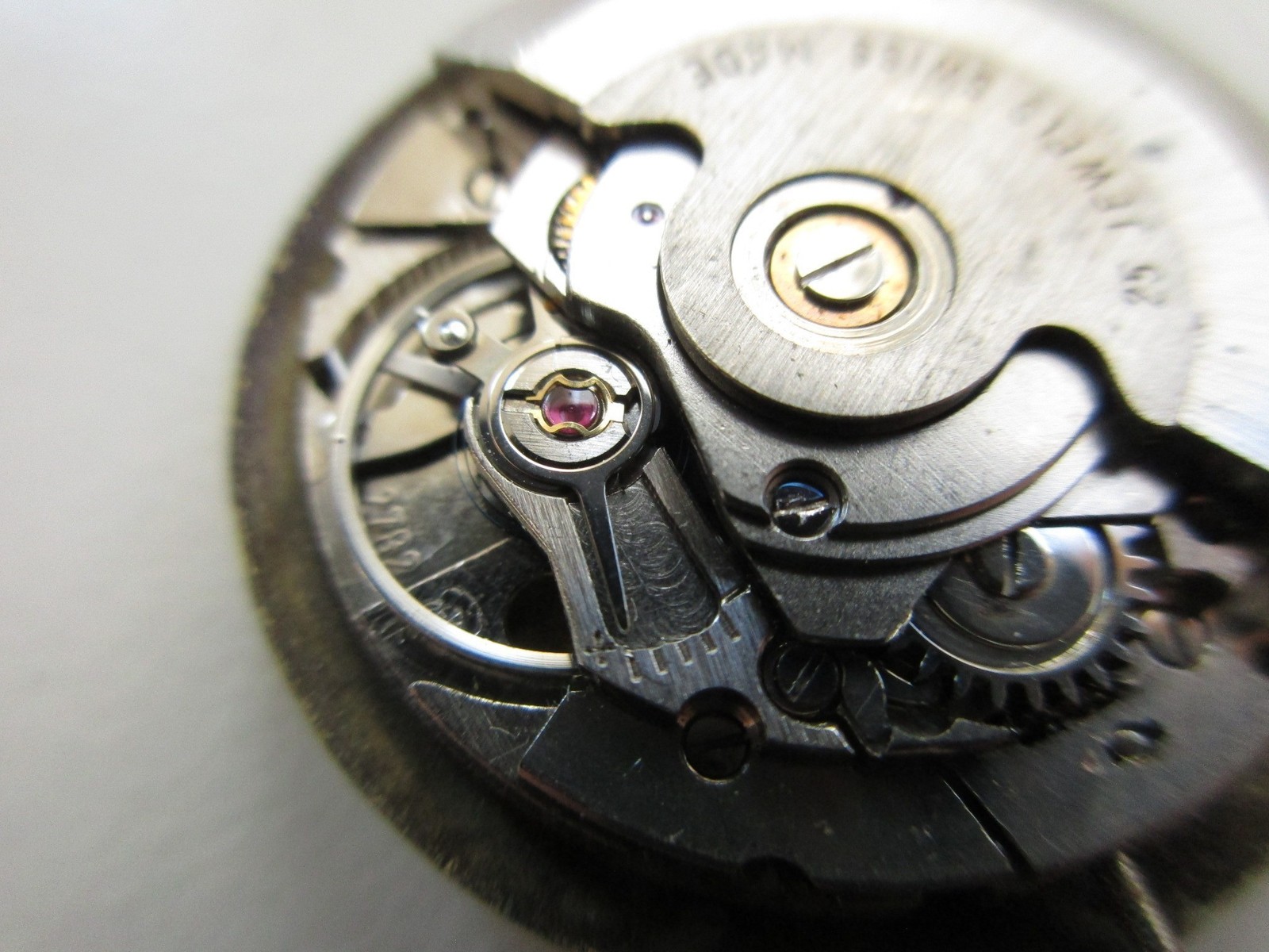 ETA cal. 2782 Swiss automatic vintage watch movement – white date at 6 – running