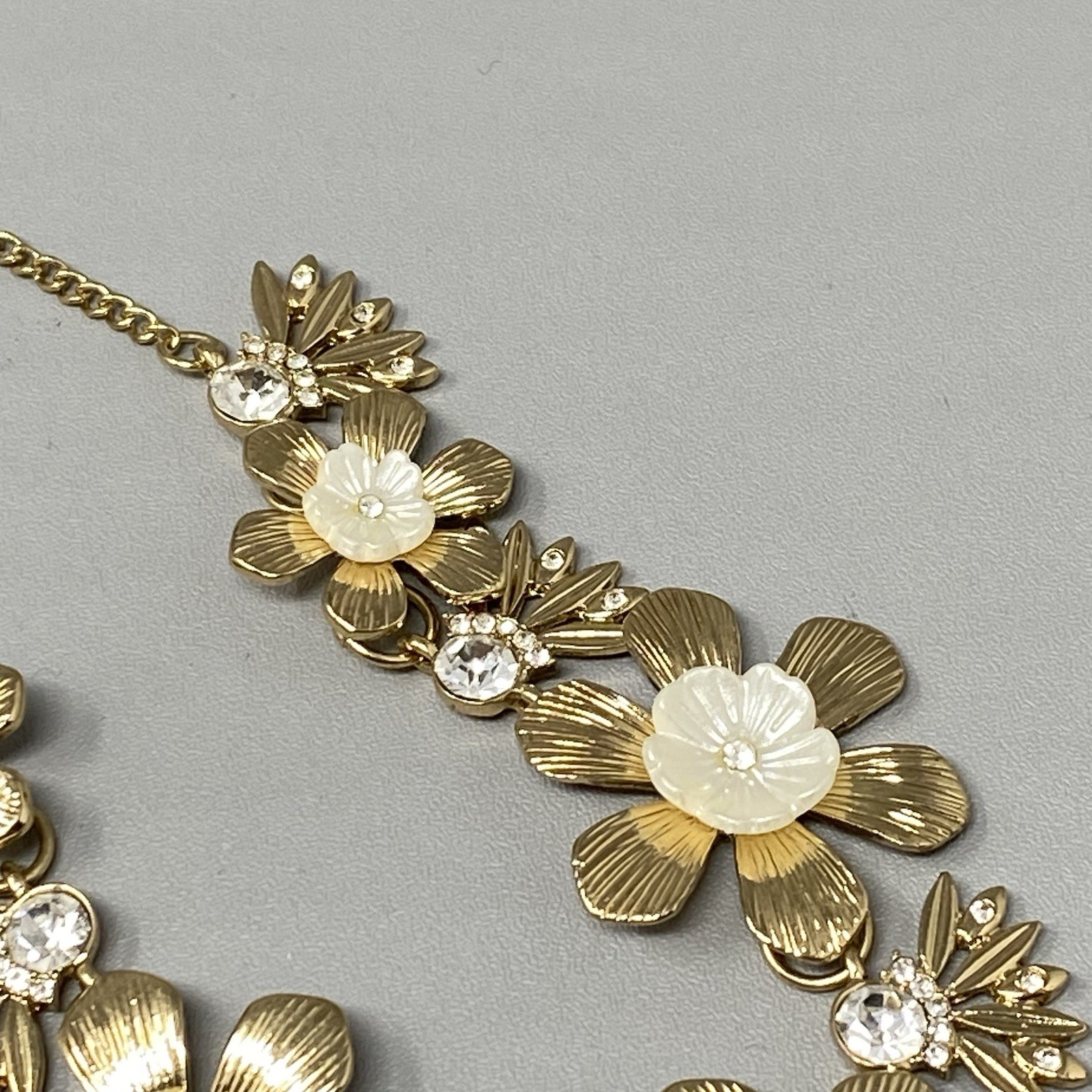 Gold Tone Chain Necklace Flower Links Collar Rhinestone Center Summer 20″
