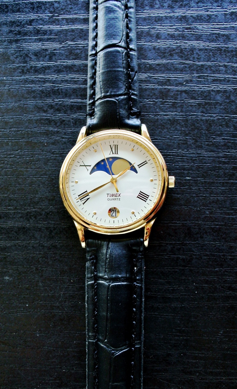 VINTAGE TIMEX DATE ELEGANT MOON PHASE DIAL QUARTZ MEN’S GOLDEN BLACK DRESS WATCH
