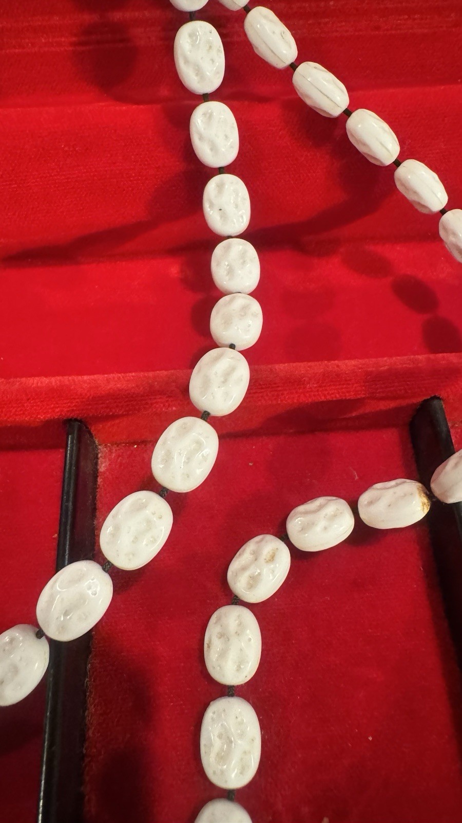 Signed Sarah Cov White Oval Plastic Beaded Strand Necklace Ball/Bead Chain