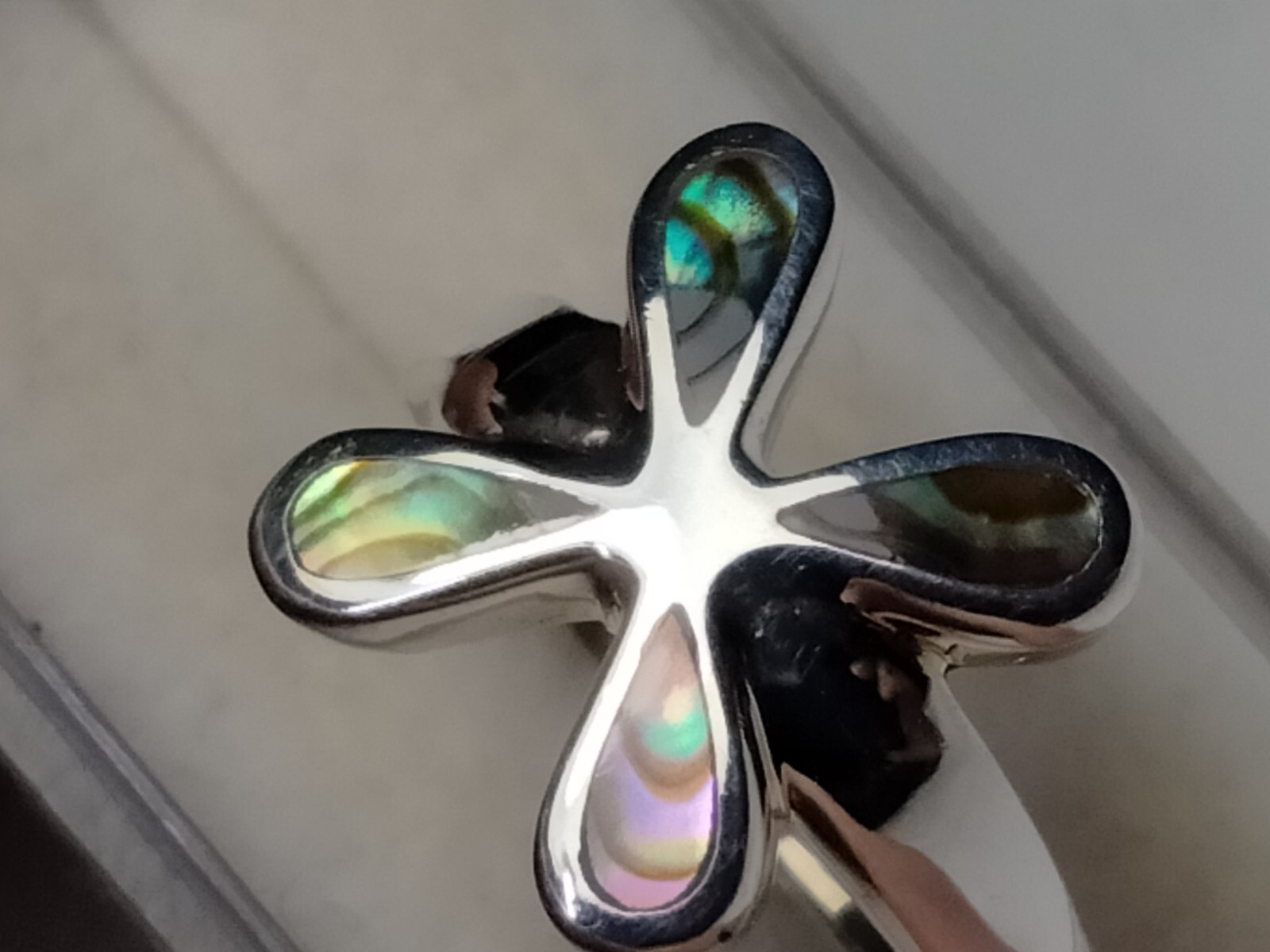 LOVELY ABALONE SHELL INLAYS IN TRENDY STERLING SILVER.925 RING SIZE 8.75-9.0!