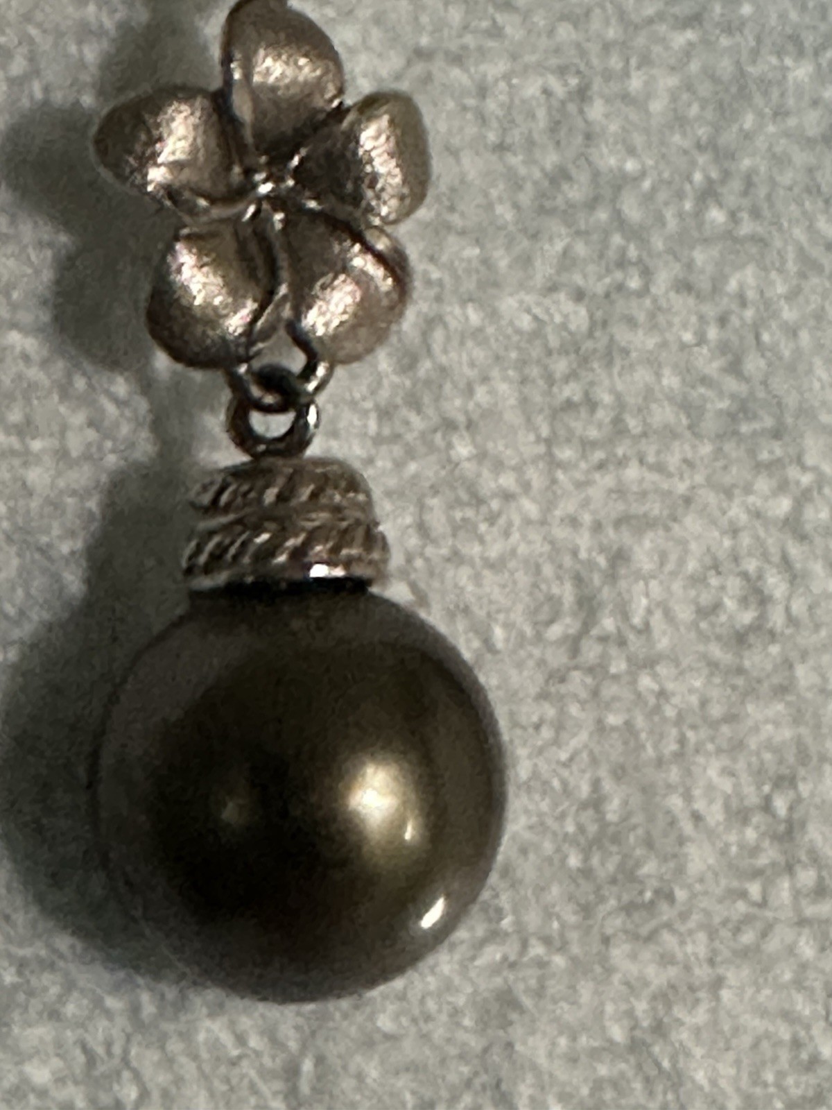 14K white gold plumeria 9mm Tahitian black pearl pendant 1.95g