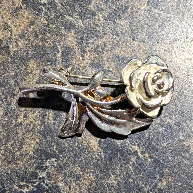 Silver Tone Rose Flower Brooch Pin Metal No Stone Flowers & Plants Theme
