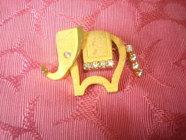 Vintage Gold Tone Elephant Pin Clear Rhinestones Tail Dangles 1 x 1 3/8 In. KJ