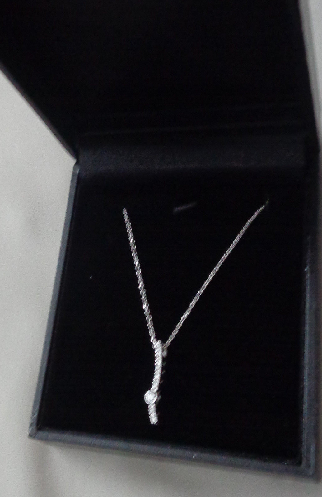 14KT WG DIAMOND PENDANT & 16″ WG CHAIN 8 DIAMONDS ON THE 1″ BAR