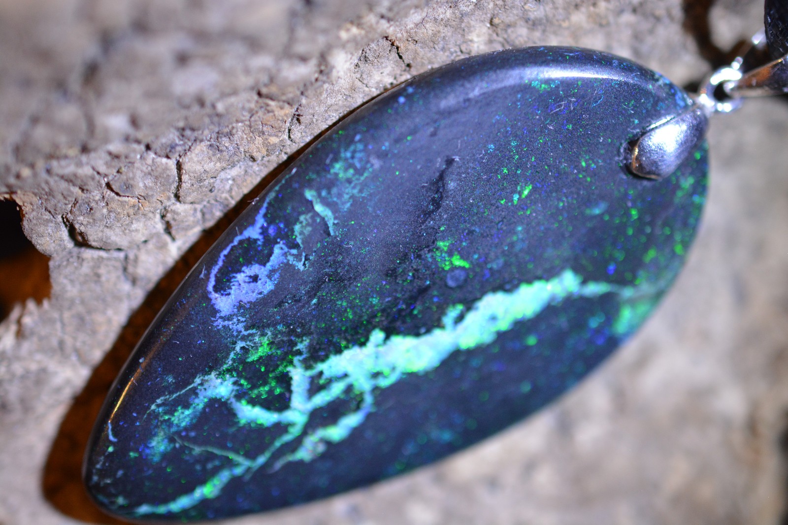 32ct 50x25x4Rare Big Electric Mooka Crystal/Hard Matrix Mix Opal Necklace Australia