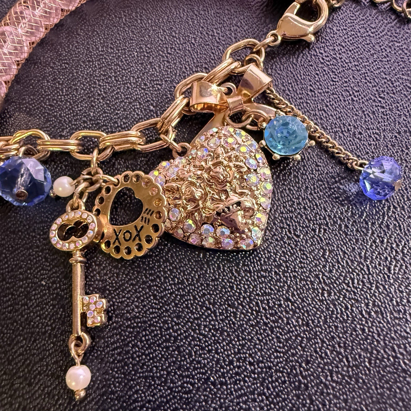 Betsey Johnson Vintage Rhinestone Heart Charm Bracelet Pink Mesh Gold Tone 7-9″