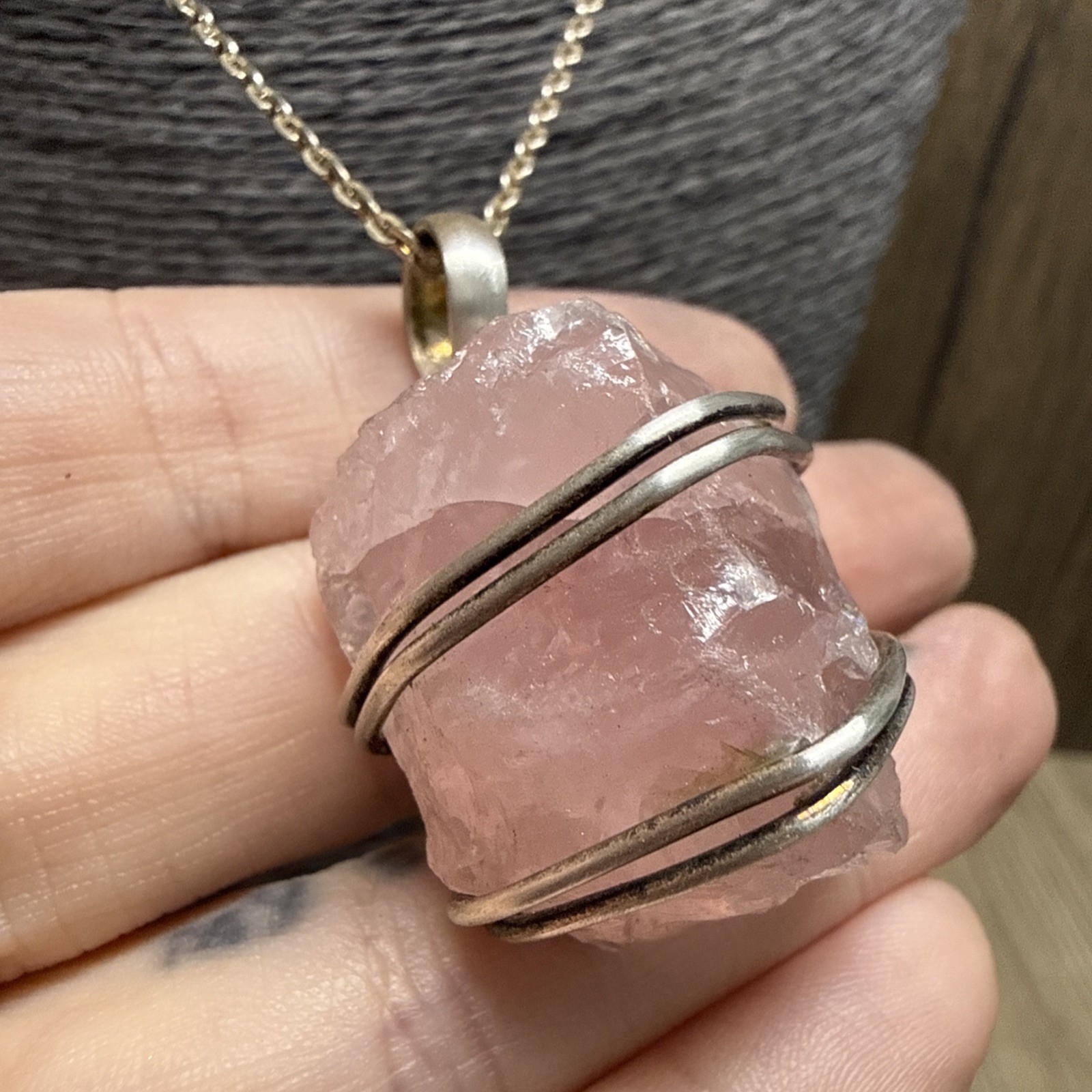 RETRO Rose Quartz Pendant Necklace Silver Tone Chain 46cm/18″ Nugget Wire Wrap