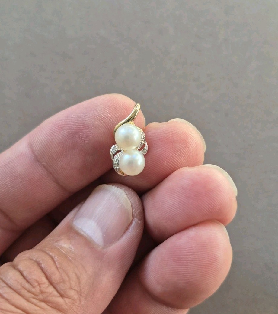 Beautiful 14k yellow gold cultured Pearl diamond chip pendant 2 gram