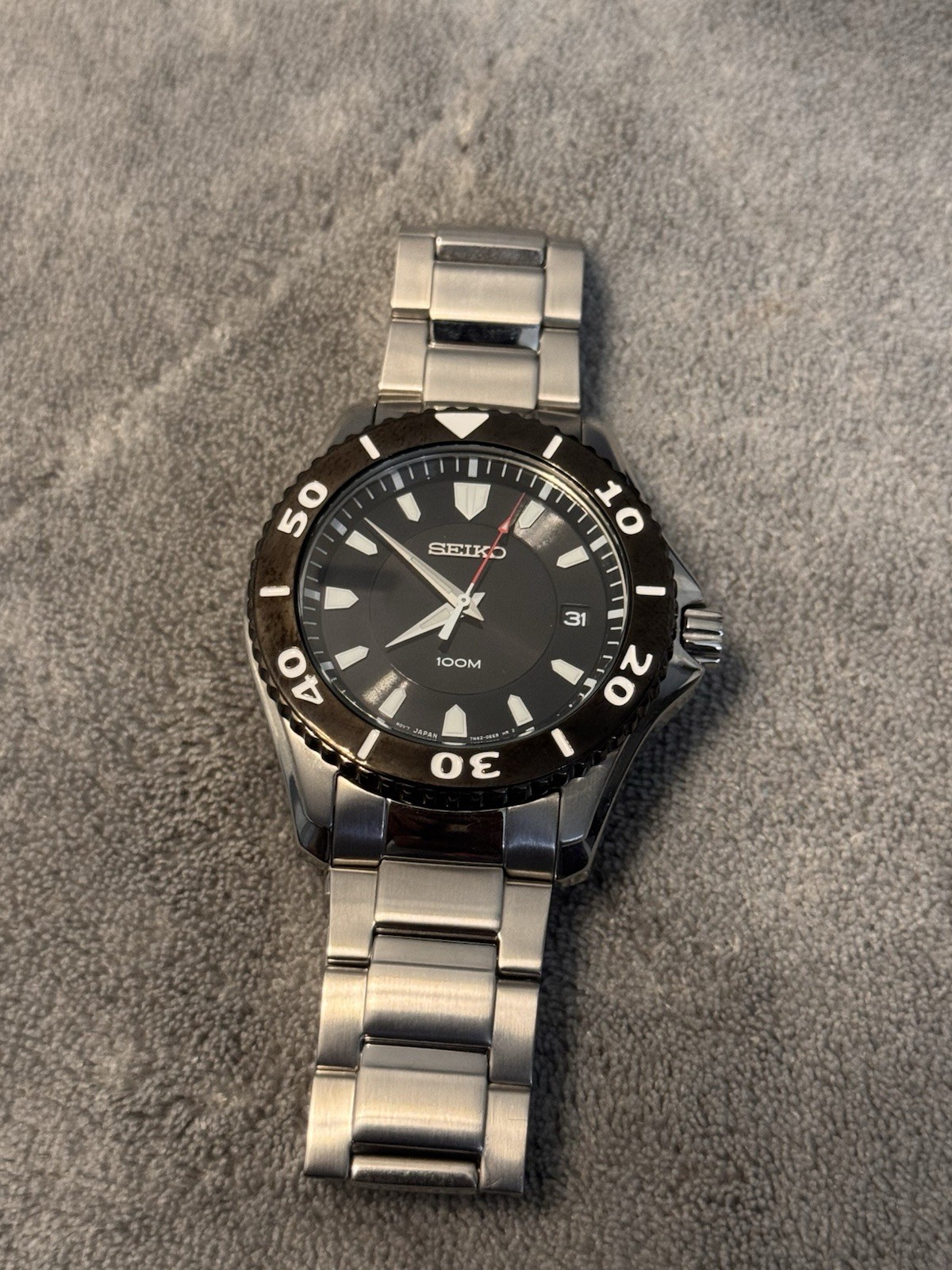 Seiko Unisex Quartz Diver 40-43.9mm Black Dial Date 100m Steel Bracelet w/ Box