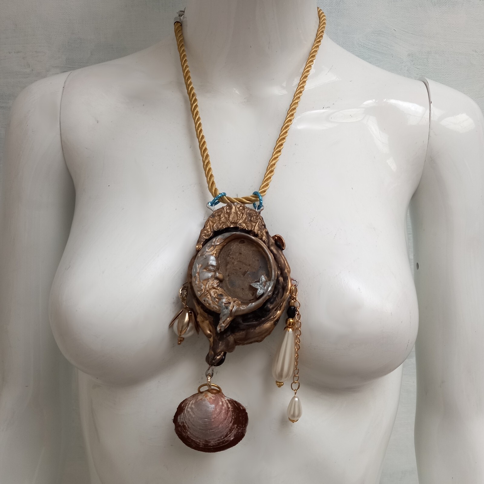 art deco nouveau jewelry necklace pendant luxury retro liberty woman shell moon
