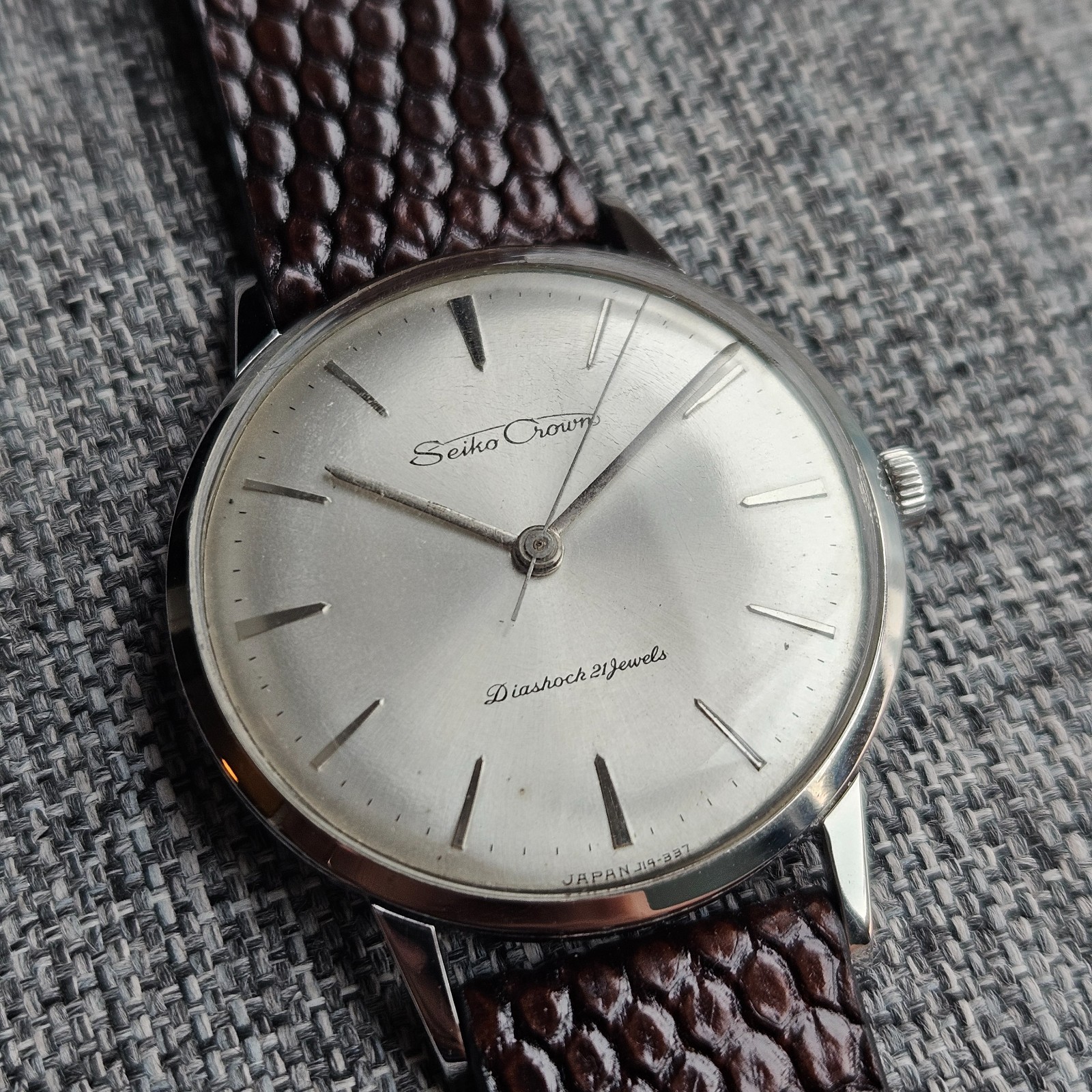 SEIKO CROWN DIASHOCK 21 JEWELS – MANUAL WIND – VINTAGE JAPAN – 1960s men watch