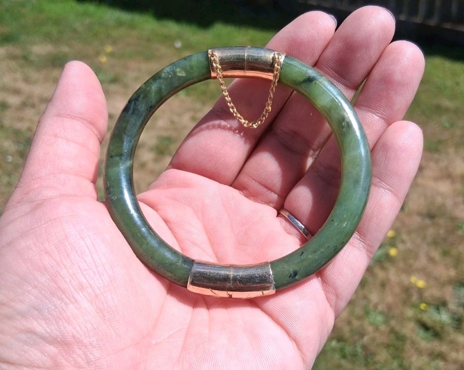 Vintage Green Nephrite Jade Hinged Gold Tone Bangle Bracelet Push Lock