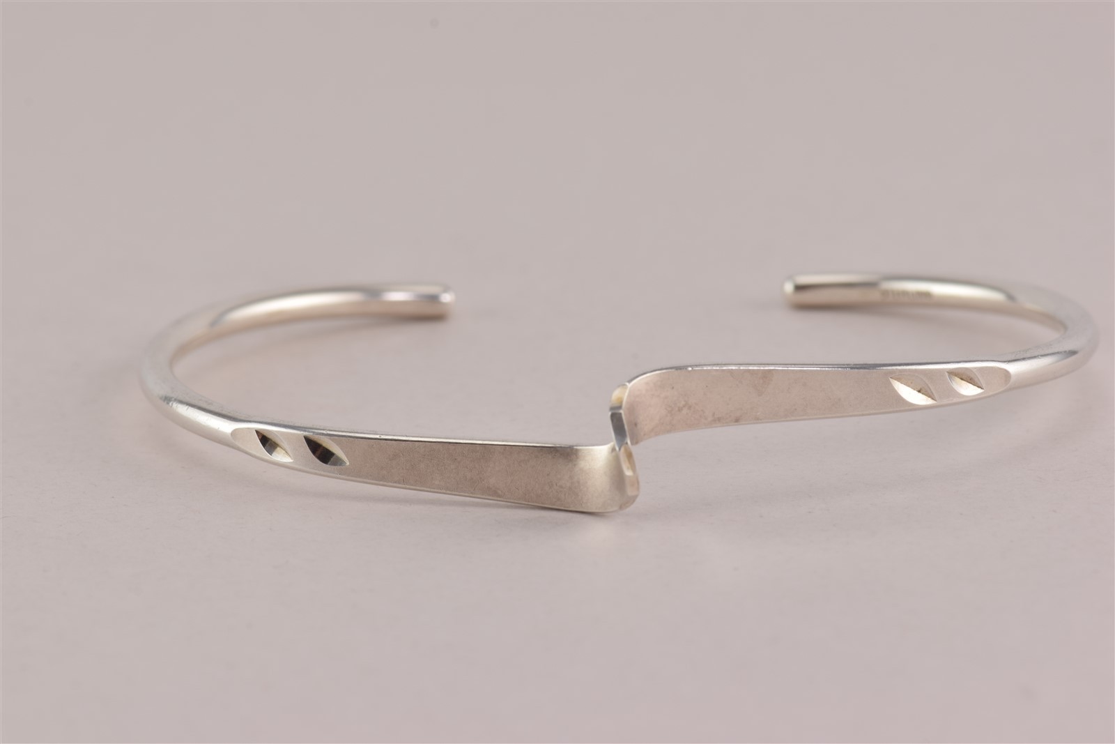Sterling Silver Flattened Twist Fold Over Notched Cuff Bracelet 8g 6.5″