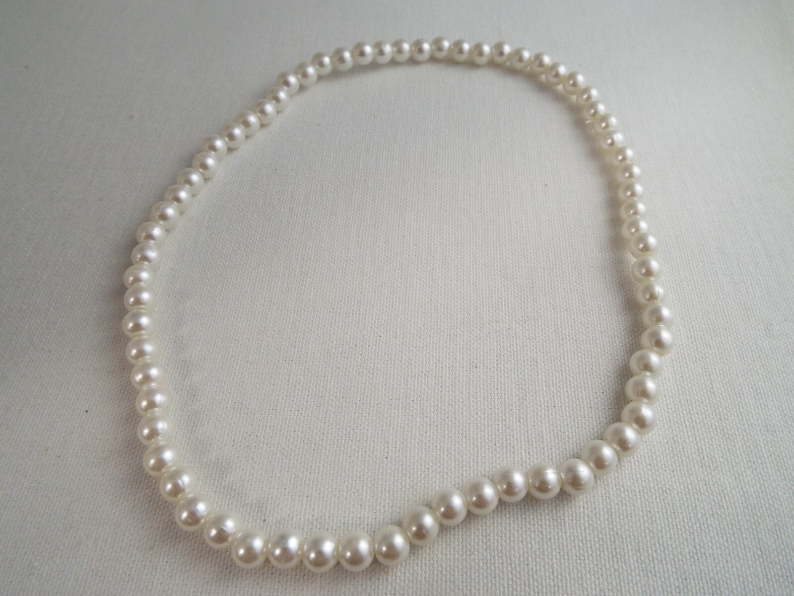 White Bead Stretch Necklace (A22)
