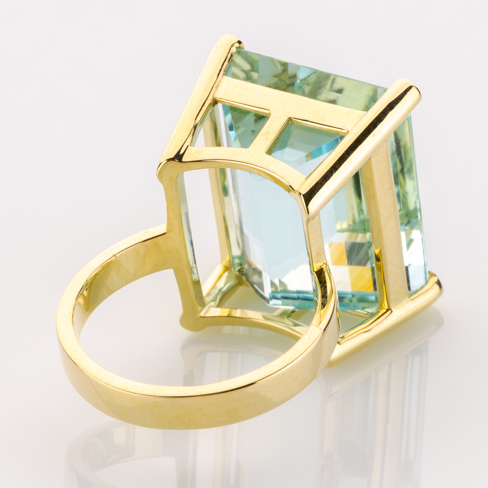 14k gold ring with an aquamarine
