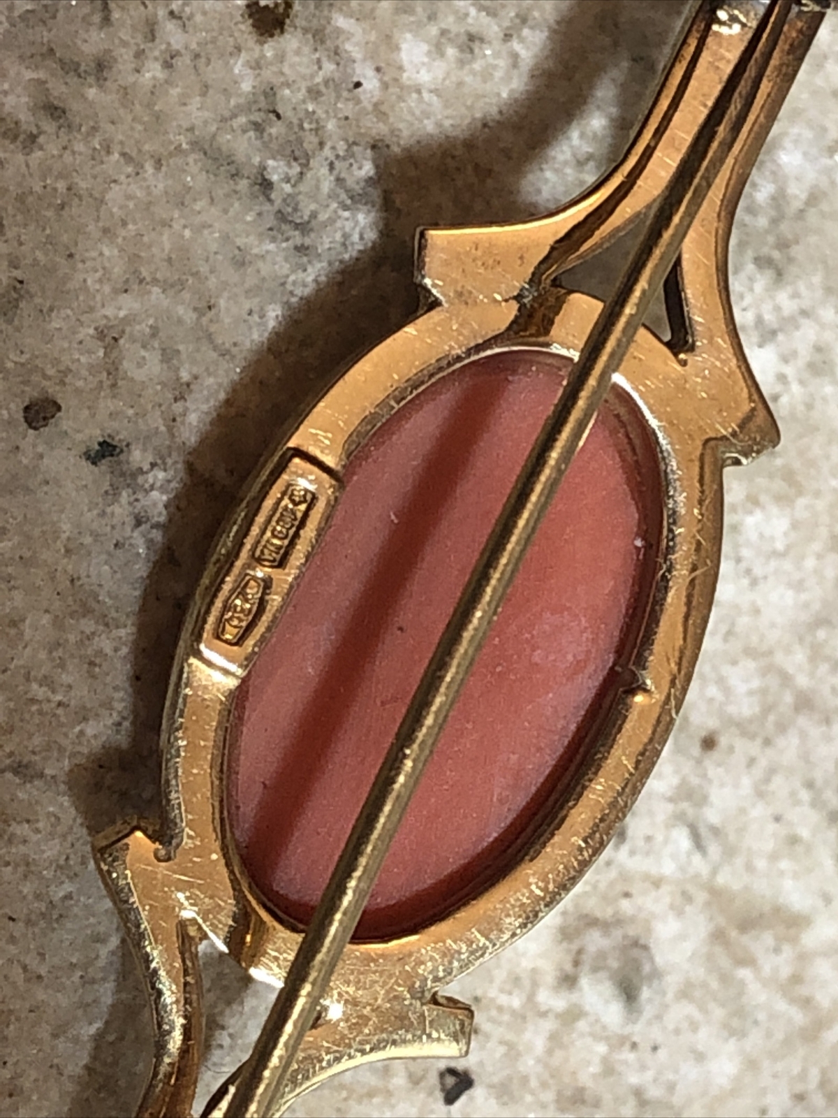 Vintage 750 18K Yellow Gold Salmon Coral Bar Pin Brooch 6g, 2 7/16″