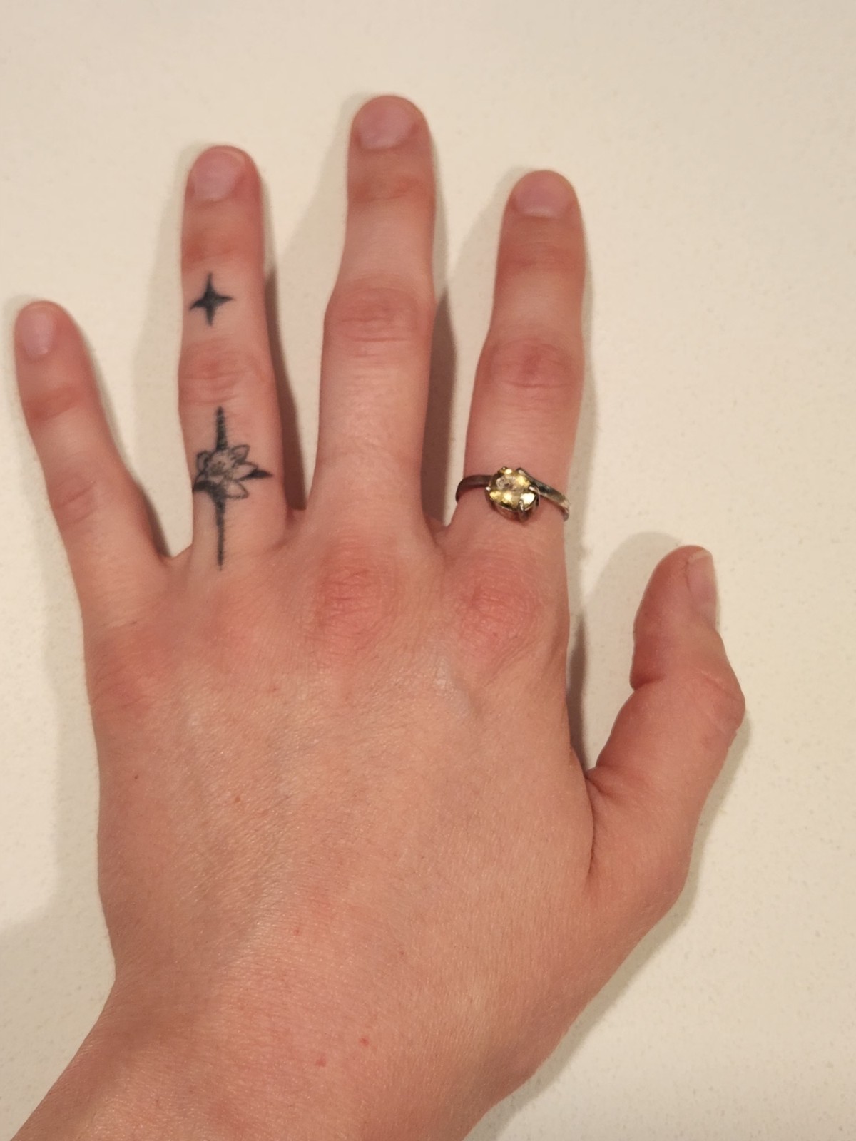 925 Silver Ring With Yellow-Green Stone / Slightly Damaged