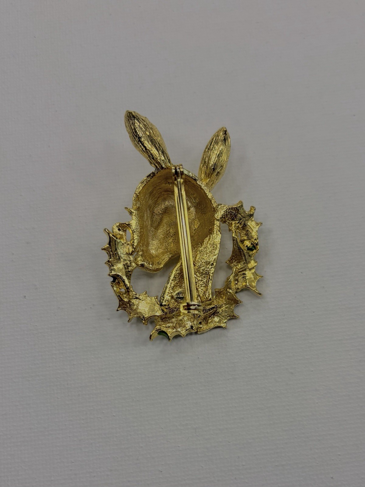 Gold Tone Textured Deer Head Holly Wreath Brooch Pin, Red Green Rhinestones