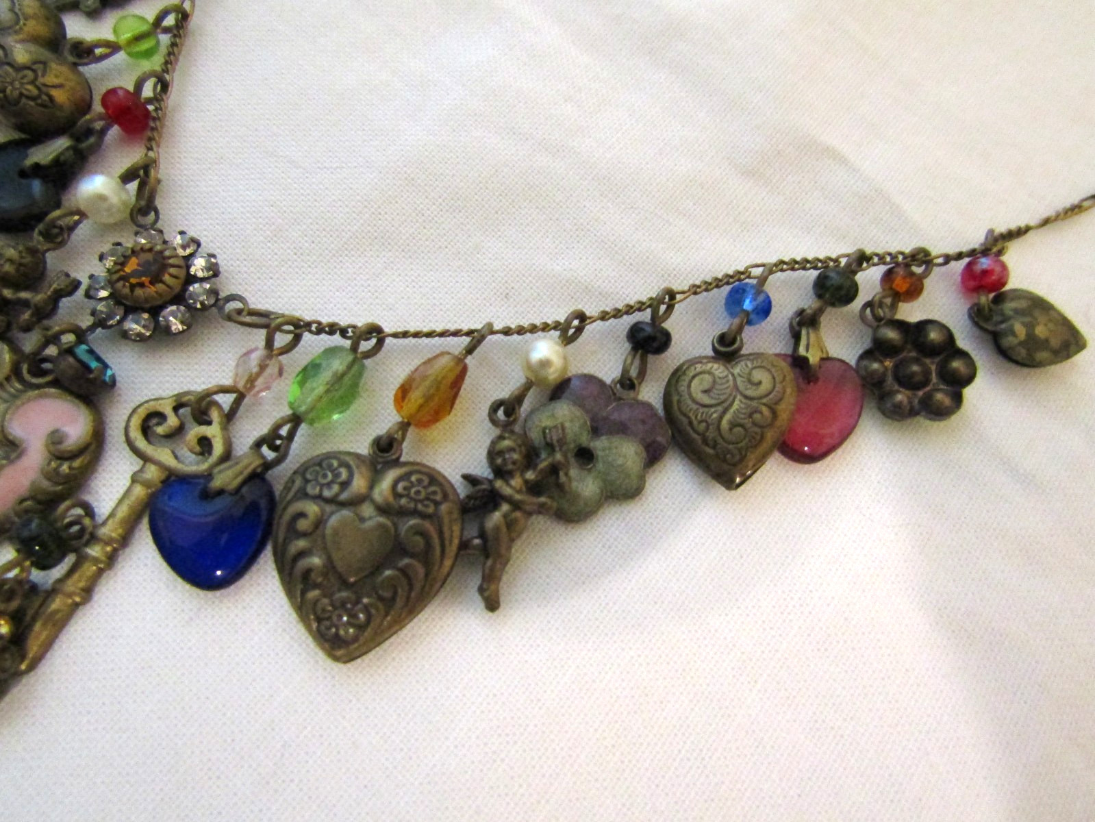 ANNE KOPLIK DESIGNS 18″ GOLD TONE CHAIN CHARM NECKLACE HEARTS CRYSTALS BEADS ETC