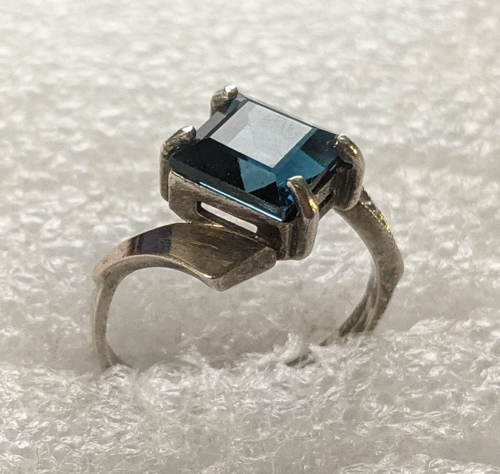Vintage ring sterling silver 925 Size 8.5 Weight 3.29 g. Blue gem. Gold insert.