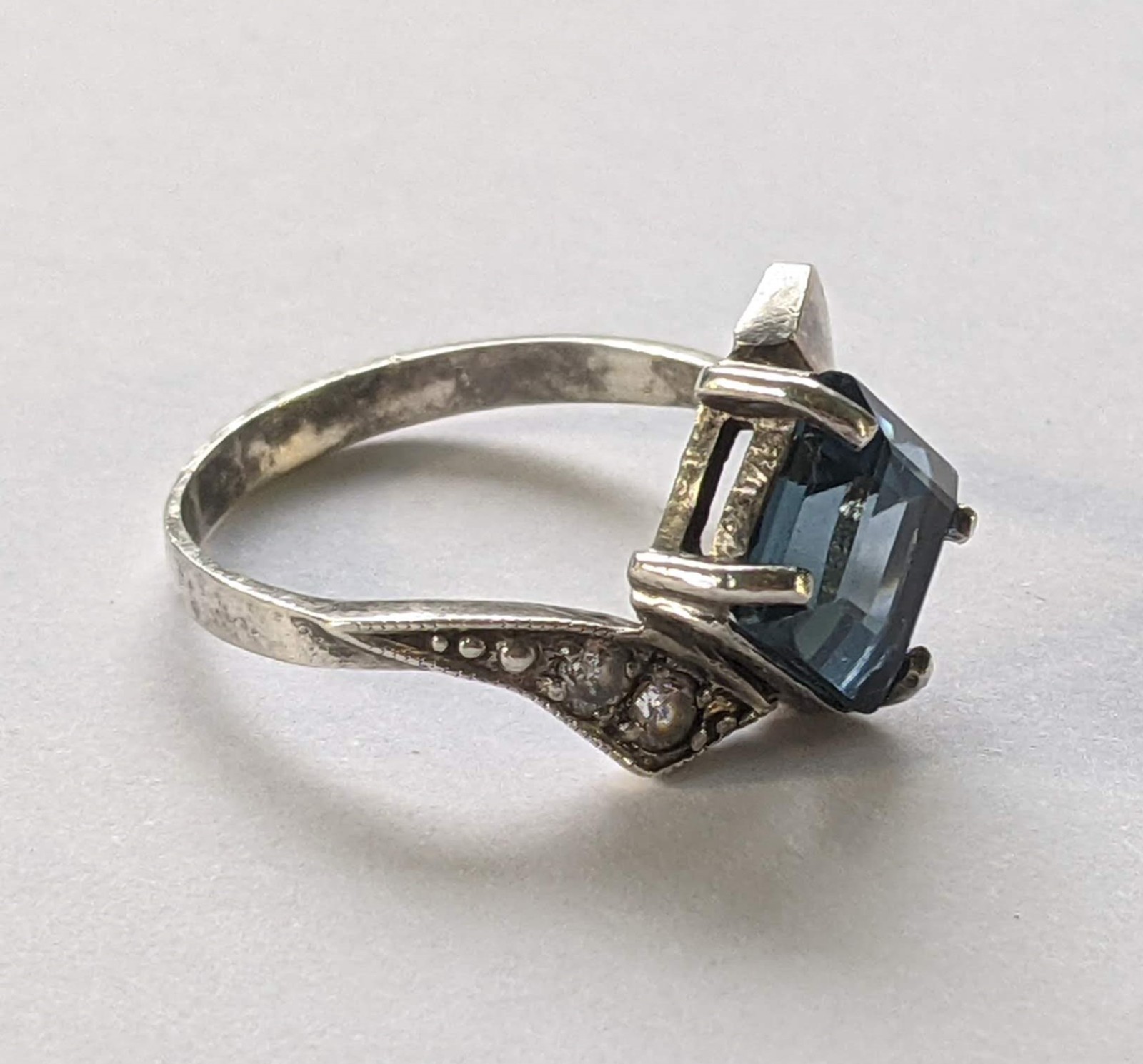 Vintage ring sterling silver 925 Size 8.5 Weight 3.29 g. Blue gem. Gold insert.