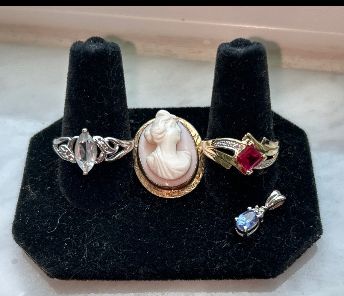 1OK GOLD BEAUTIFUL JEWELRY LOT OF 4.. CAMEO, GEMSTONE RINGS & PENDANT 9.6TW