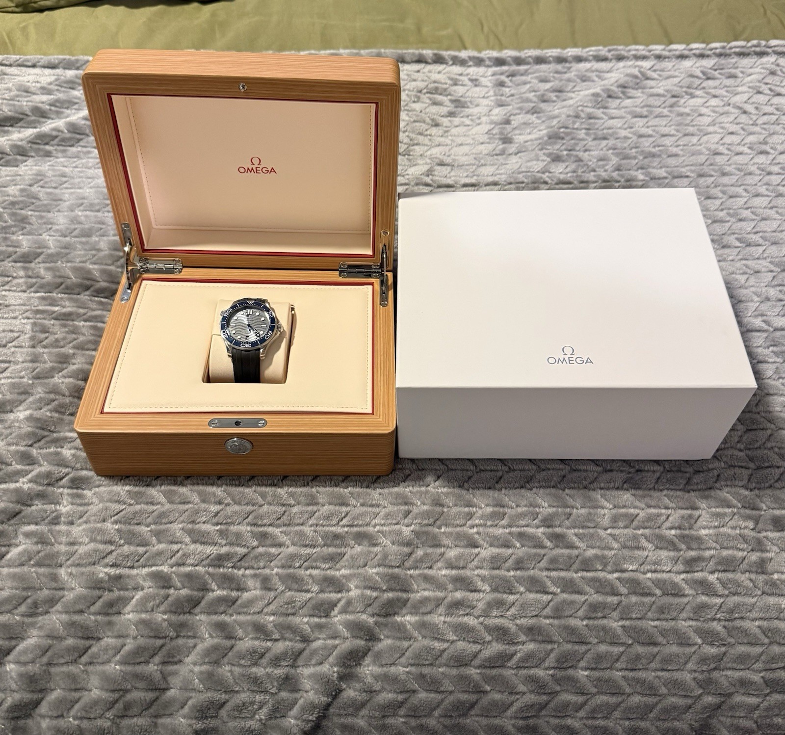 OMEGA Seamaster Diver 300M Grey Dial Blue Bezel 210.32.42.20.06.001 – FULL SET