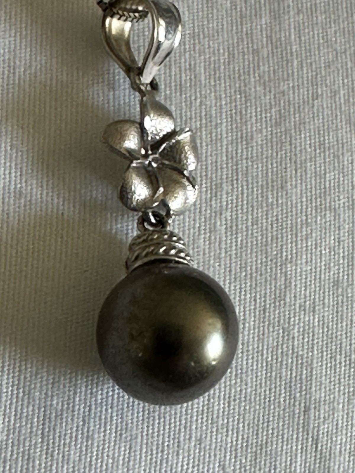 14K white gold plumeria 9mm Tahitian black pearl pendant 1.95g