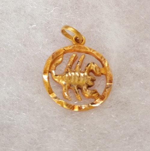 Vintage 14K Gold Scorpio Zodiac Pendant Charm 1.39g Diamond Cut 1/2″ Round