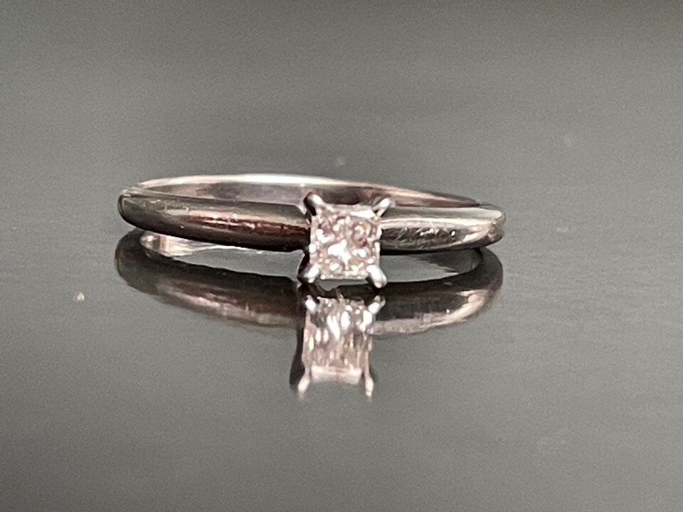 WHITE GOLD & 0.2 CARAT DIAMOND ENGAGEMENT RING SIZE 6.75