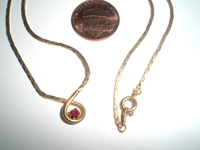 RETRO RED JEWEL GLASS RHINESTONE LOVE KNOT PENDANT 16″ GOLD CHAIN NECKLACE R564