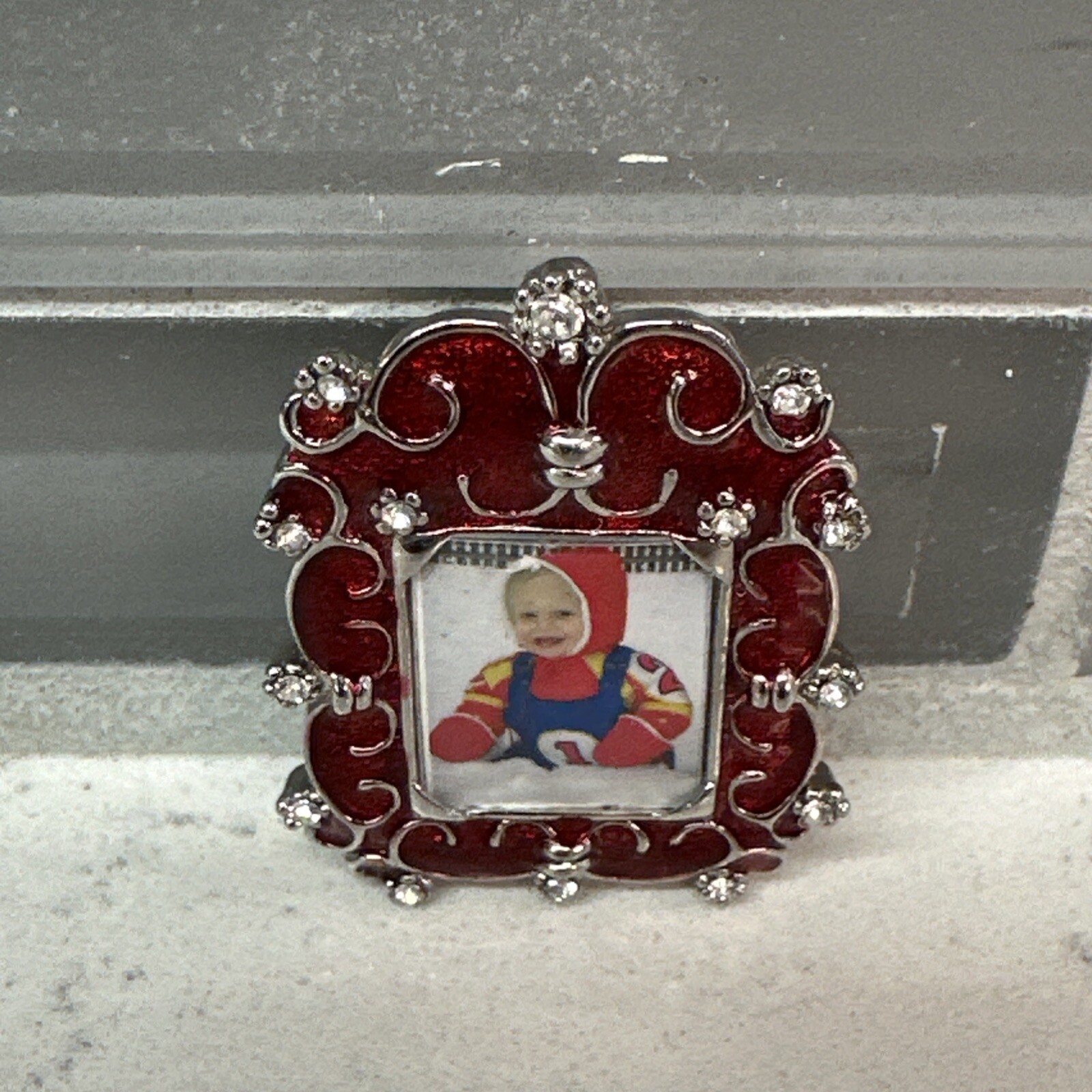 Beautiful COOKIE LEE Brooch Pin Red Enamel Photo holder Frame 1×1 1/2″ NEW