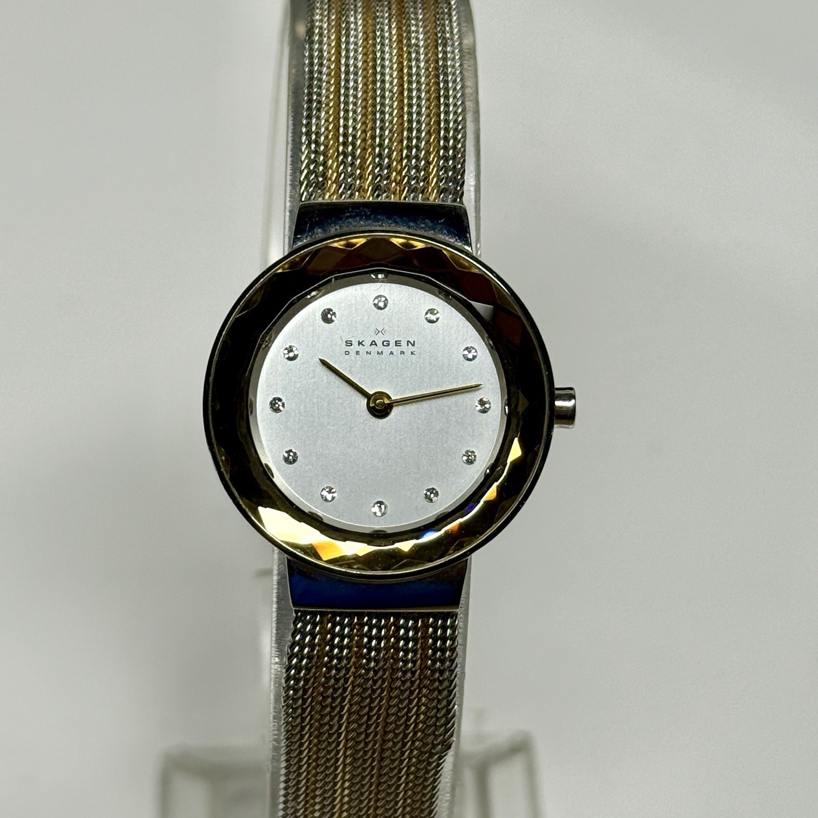 Skagen Womens Watch Two Tone Bracelet Faceted Mineral Crystal Excellent Conditio