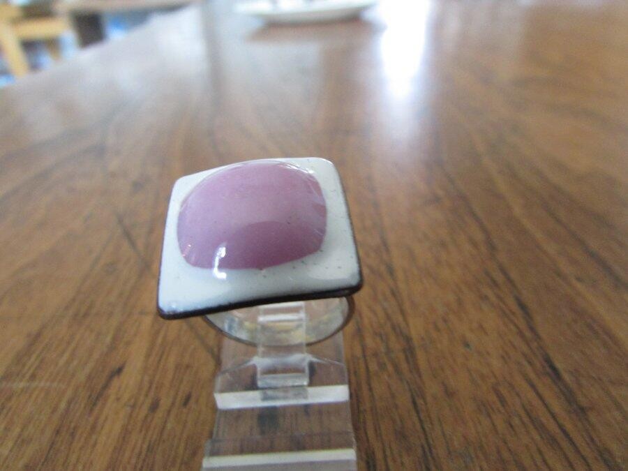 Vintage circa 1970s mod pop art enamel ceramic pink & white ring adjustable