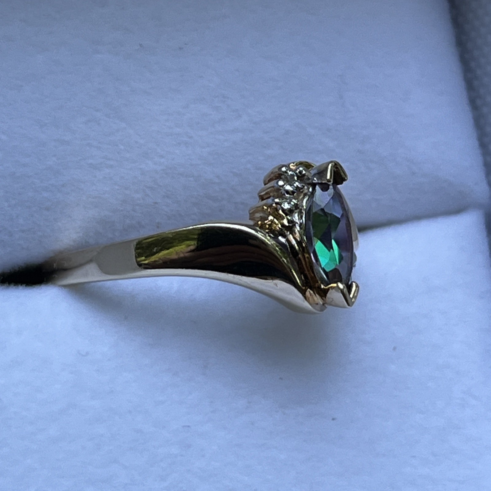 10k Solid Yellow Gold with Mystic Topaz Accent Ring Size 7; 2.4 grams, gorgeous