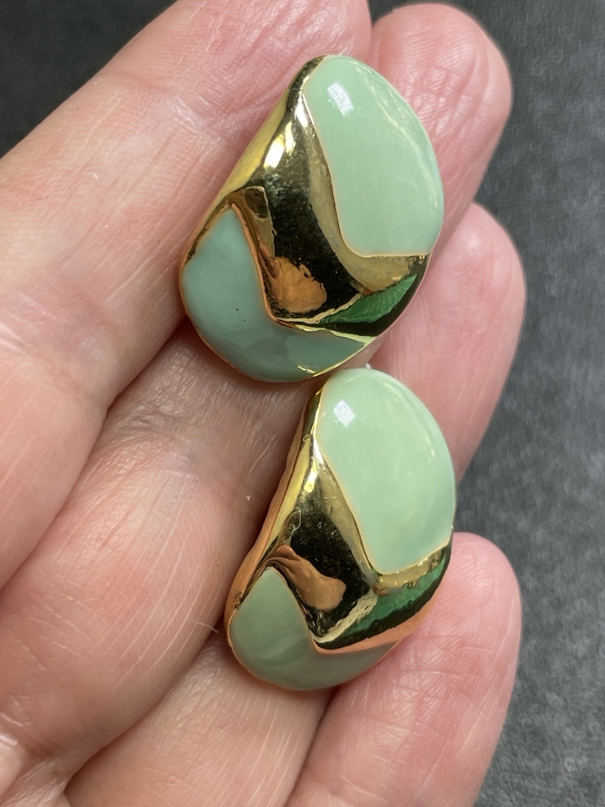 Vintage 1” Curled Green Enameled Gold Tone Metal Drop Earrings