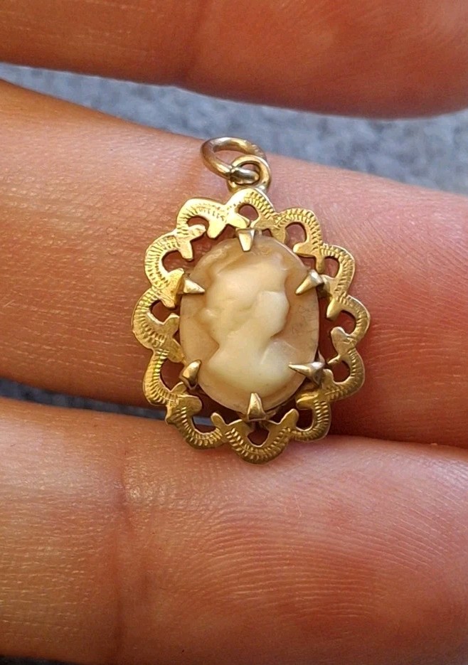 Vintage 9ct Gold Cameo Pendant Charm