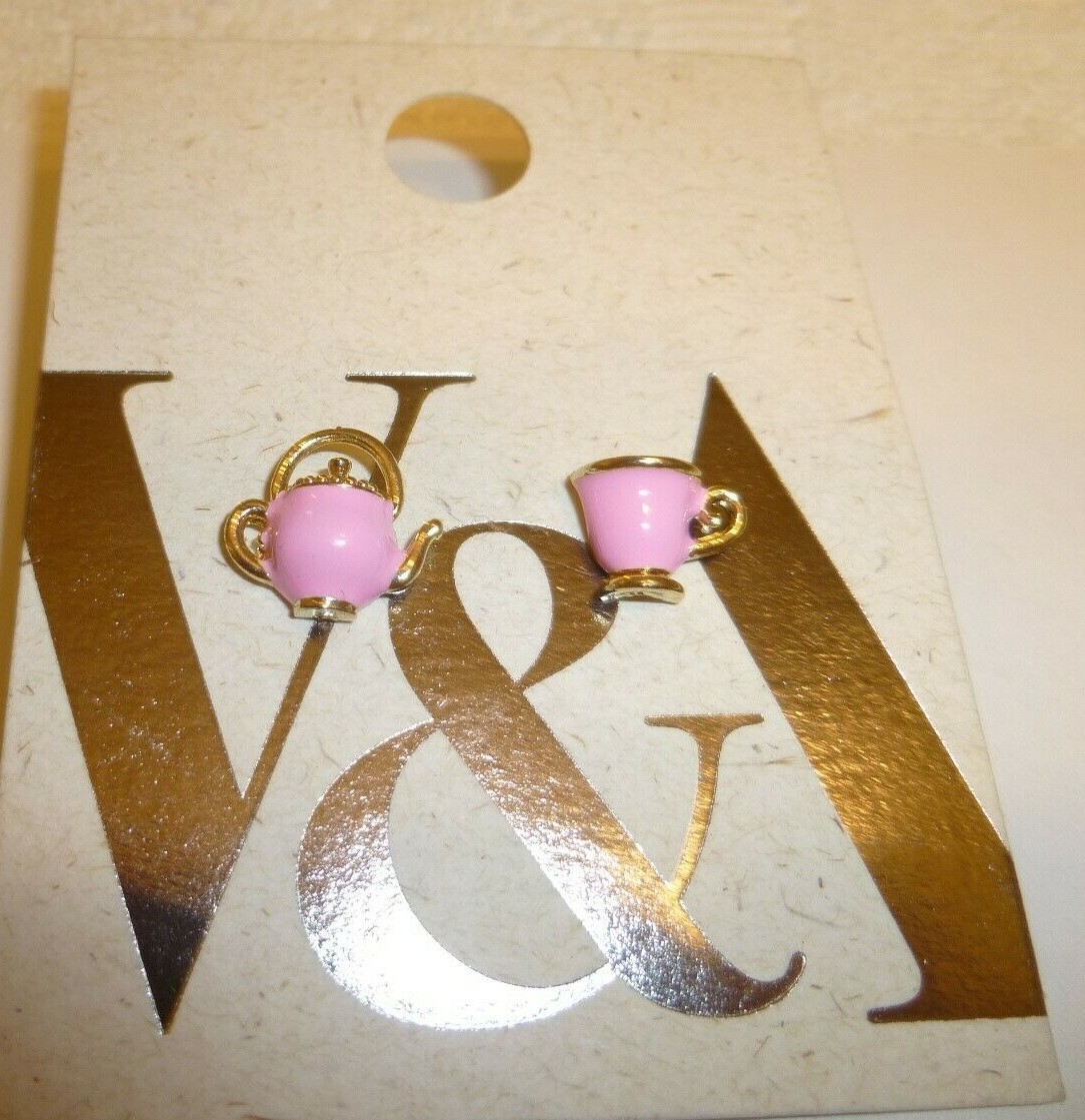 VICTORIA & ALBERT MUSEUM STUDS EARRINGS
