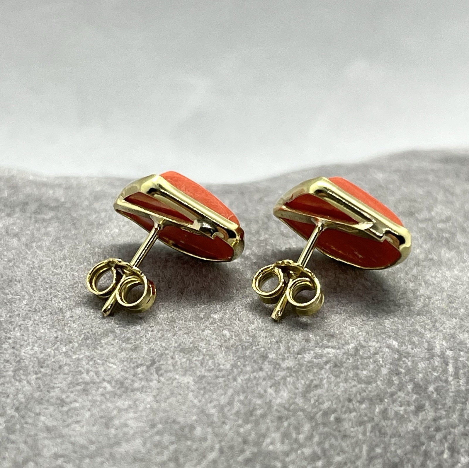 Mediterranean Red Coral Earrings 12x14mm in 18kt Gold – Fan – Italy
