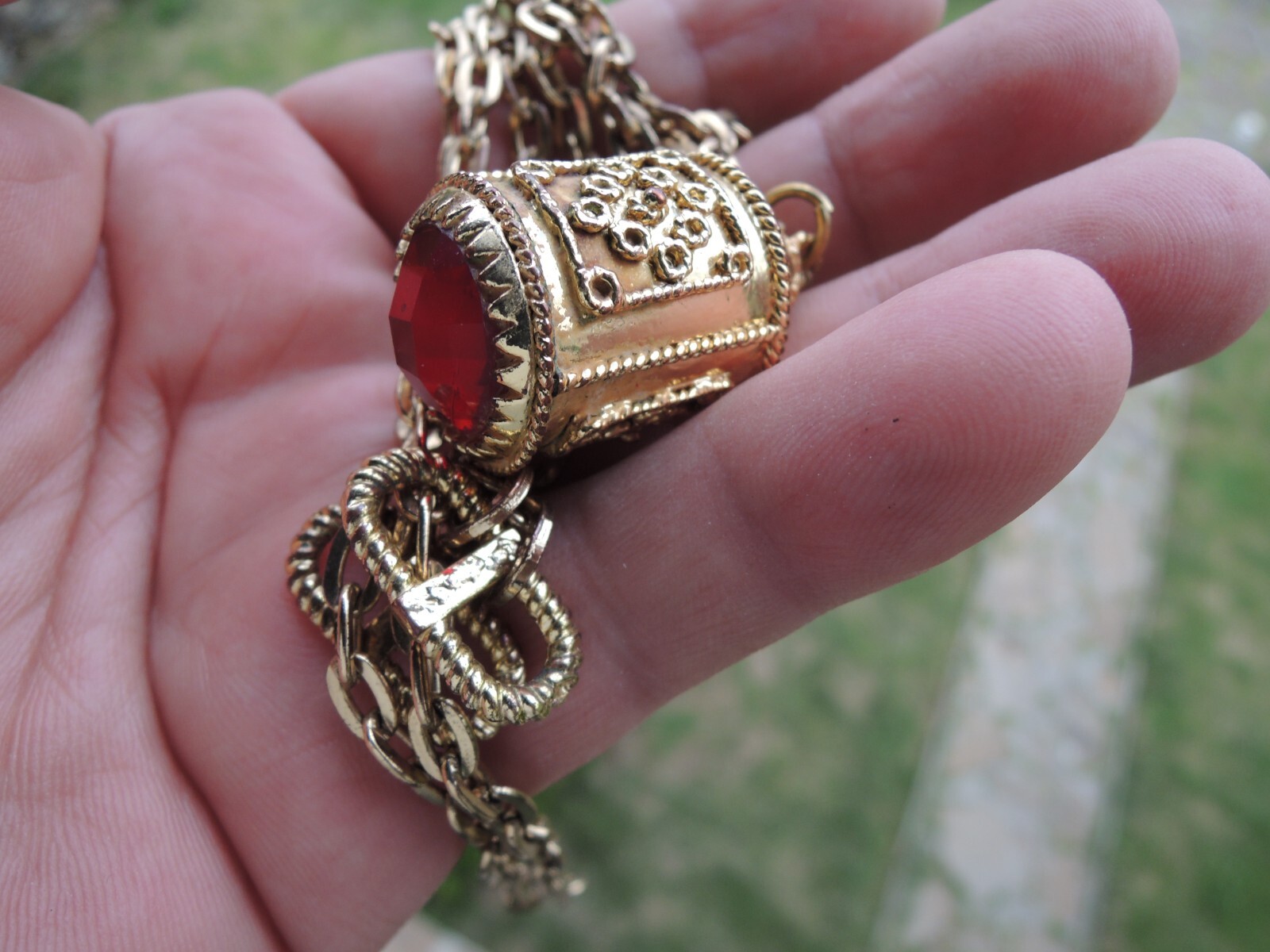 Vtg,Gold plated Sautoir Necklace w/ red stone gildet pendant