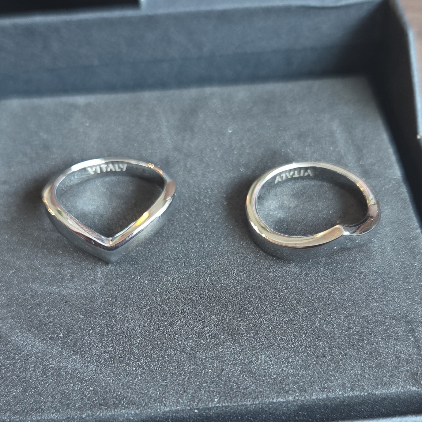 VITALY CELL Stainless Steel Band Rings Silver Size 8 (SS292-CELL-SS-8)