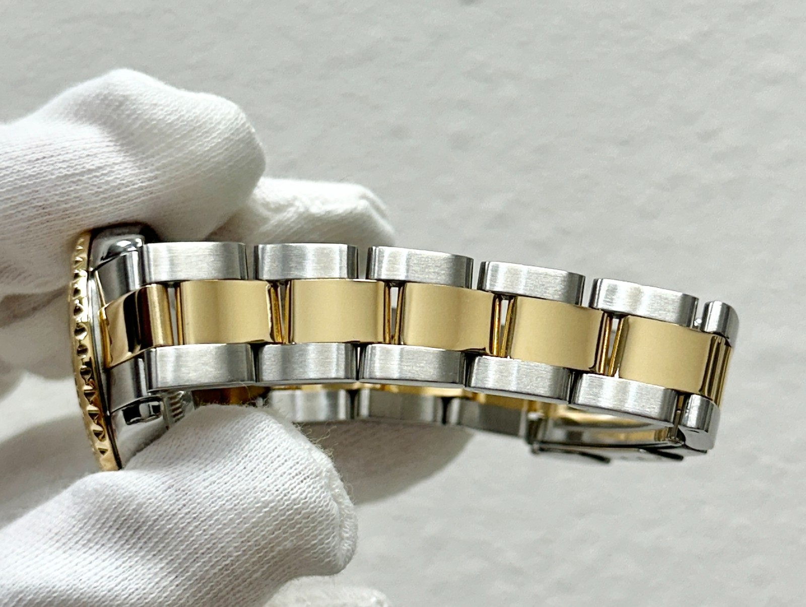Rolex Ladies Yacht Master 69623 29mm White Dial 18K Yellow Gold Stainless Steel