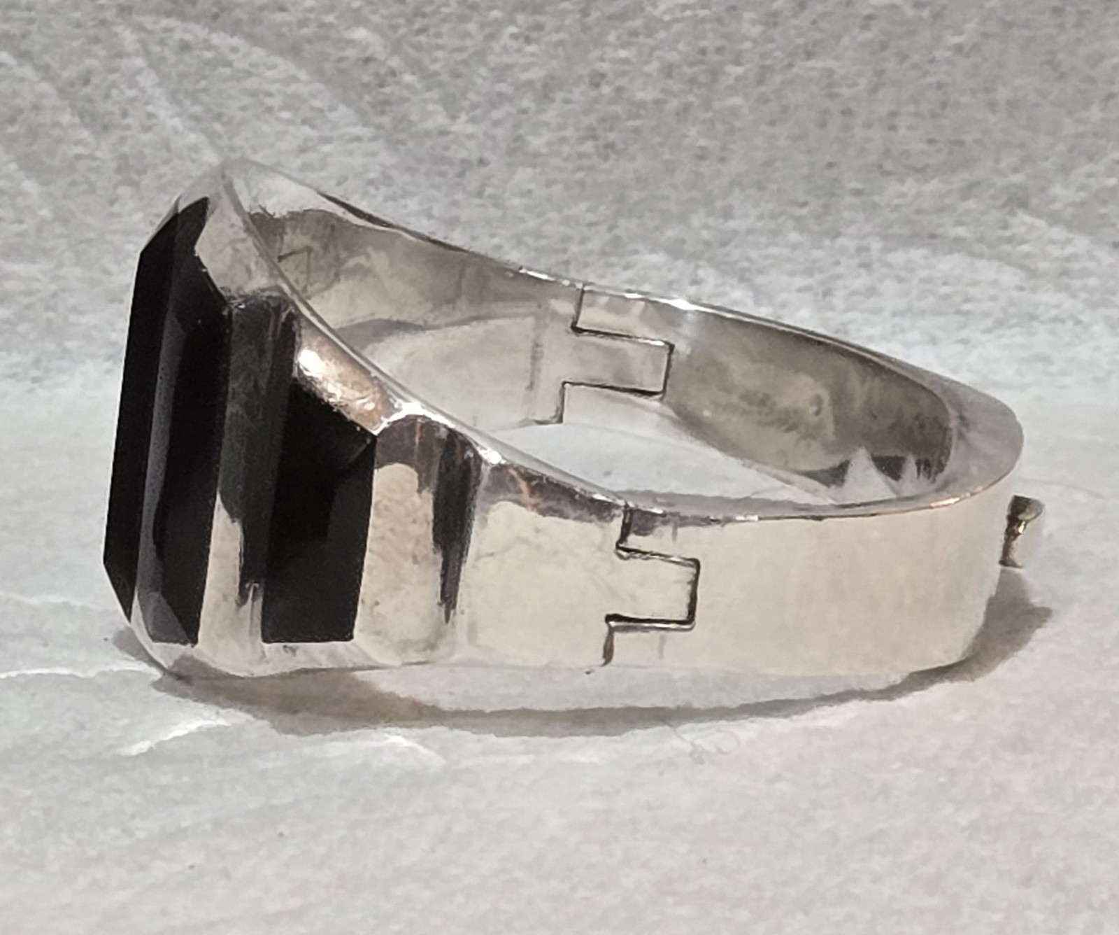 1980s TN-177 MEXICAN MODERNIST Sterling Silver Black Onyx Hinged Clamp Bracelet