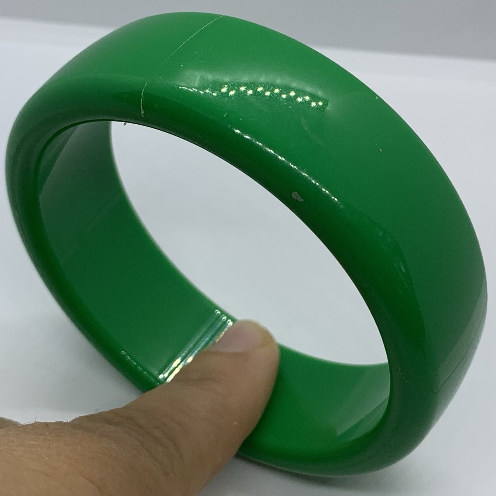 Vtg Kelly Green Lucite Solid Chunky Bangle Bracelet Round 8.5” Length 7/8” Wide