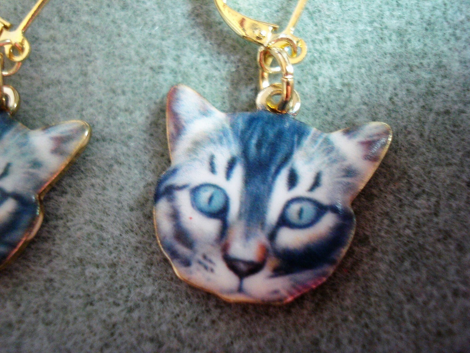 1 5/8″ Drop Dangle Colorful Gray Tabby Cat Face Gold Plated Leverback Earrings