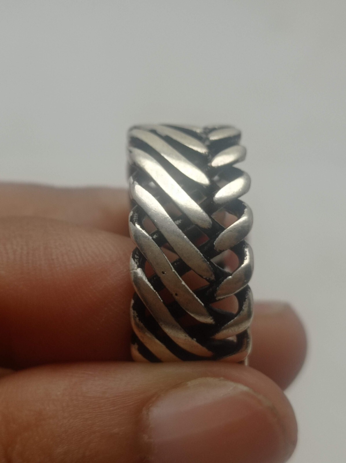 A men’s ring made of 925 silver, size 12 and weighing 10 grams. It is very beaut