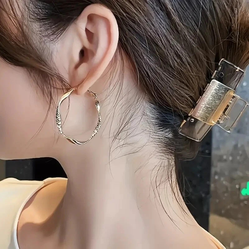 1 Pair Fashionable Gold Circle Earrings Textured Twist Design Hoop Earrings