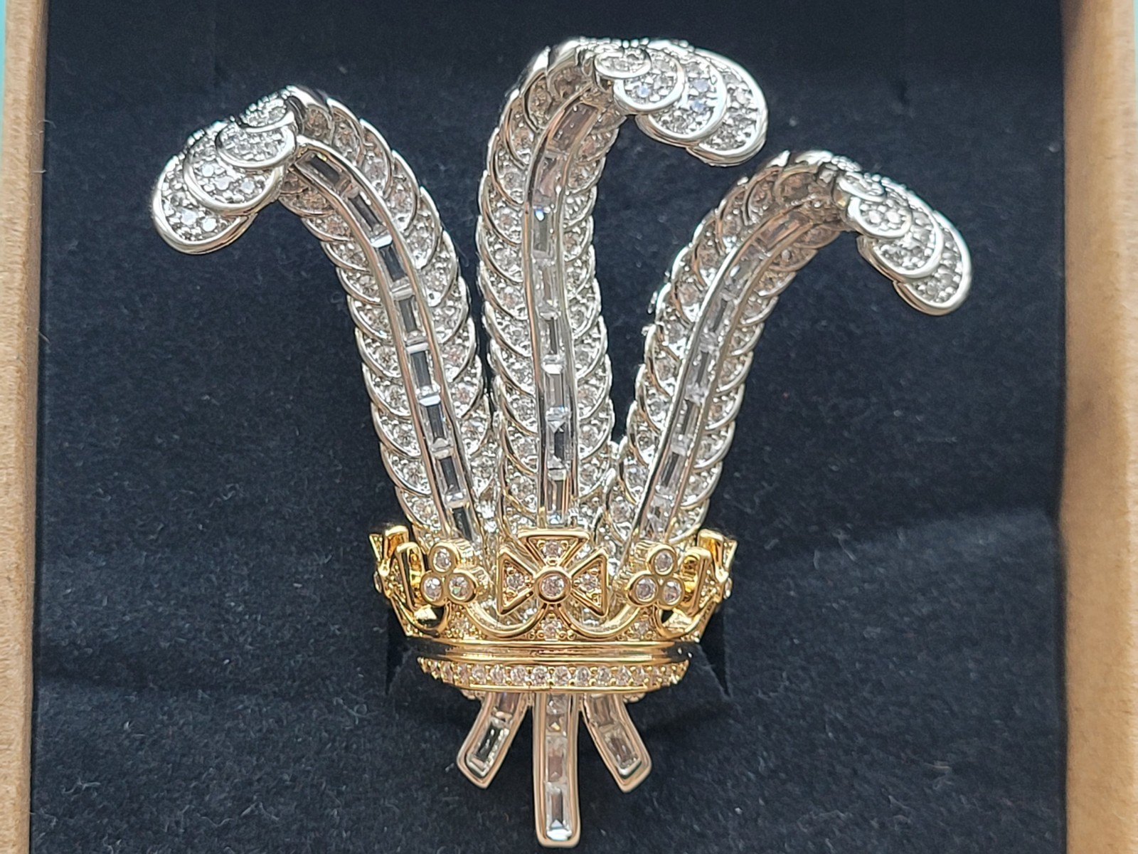 Duchess of Windsors Prince of Wales brooch, Elizabeth Taylor,royal, Gift