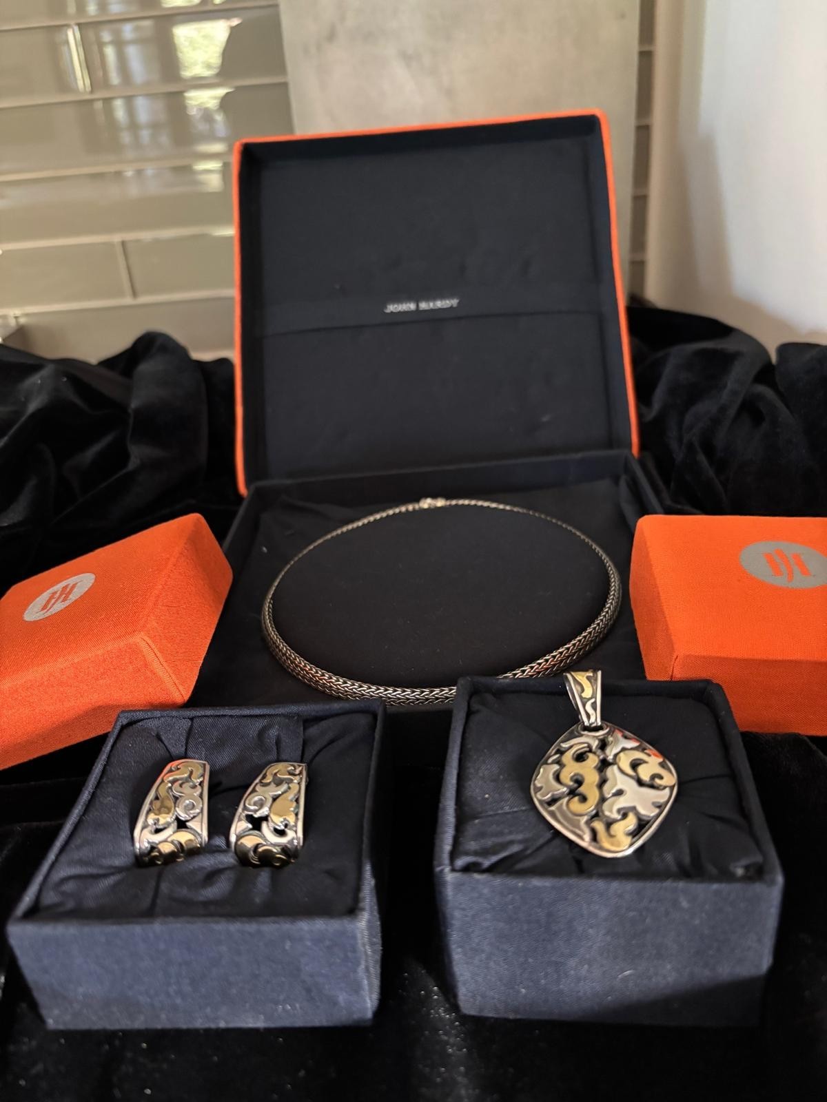 John Hardy – Sterling Silver & Gold Choker w/Dayak Pendant & Matching Earrings